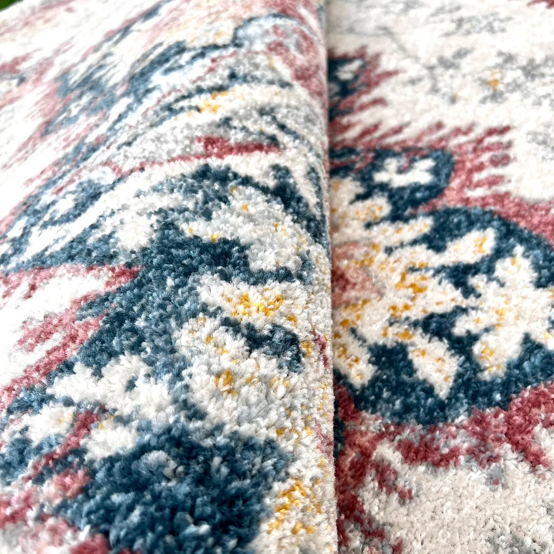 Epiva Cream Pink Distressed Design Carpet (Round)