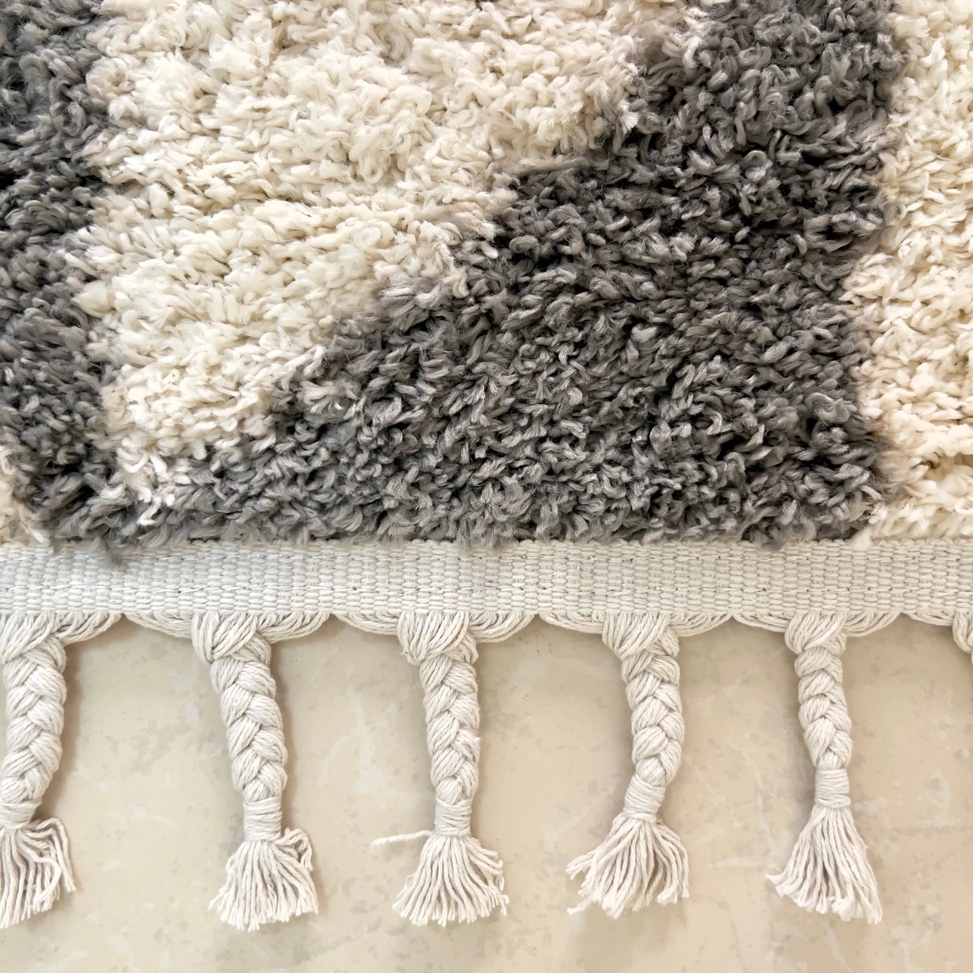Arrow White, Grey Carpet (Rectangle)