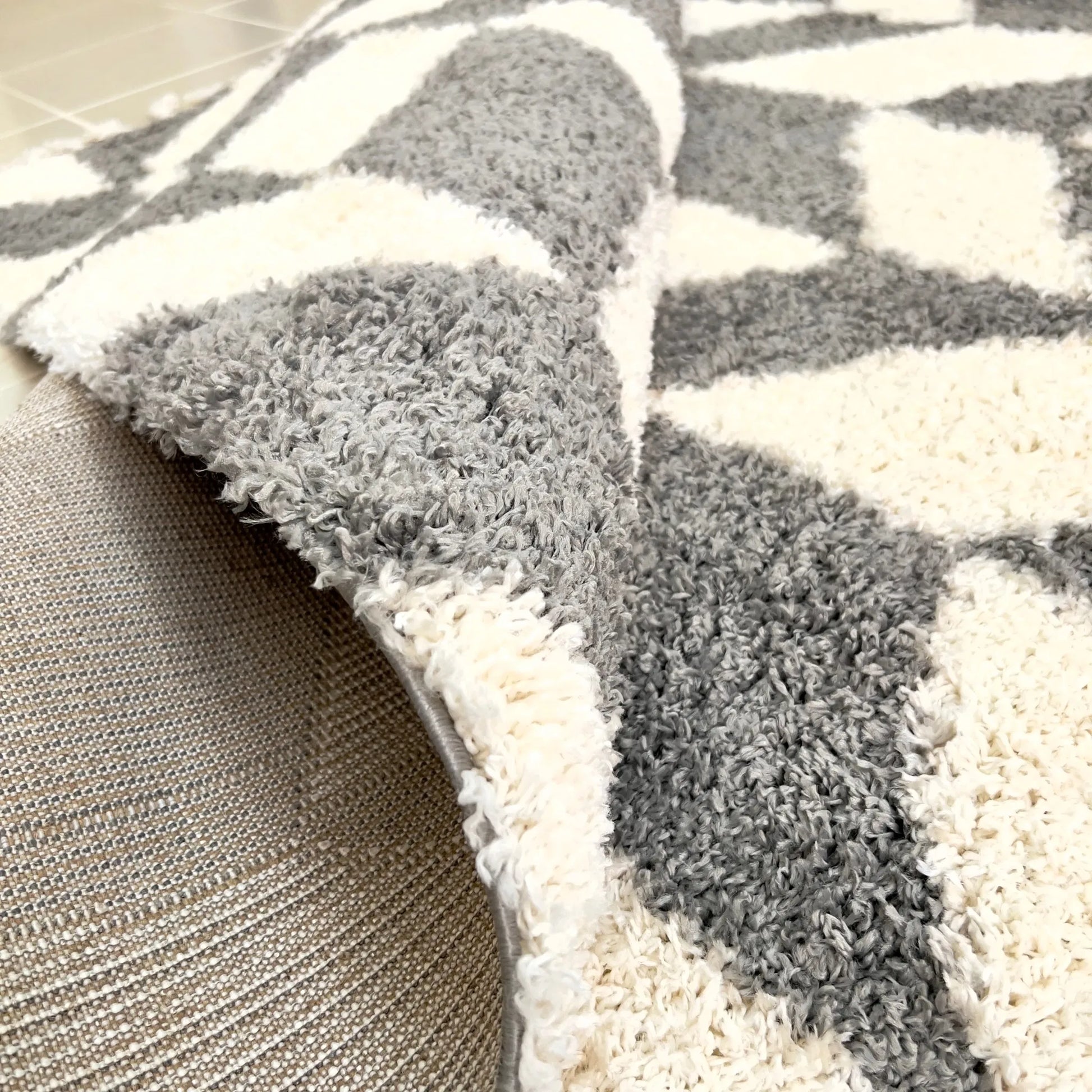 Arrow White, Grey Carpet (Rectangle)