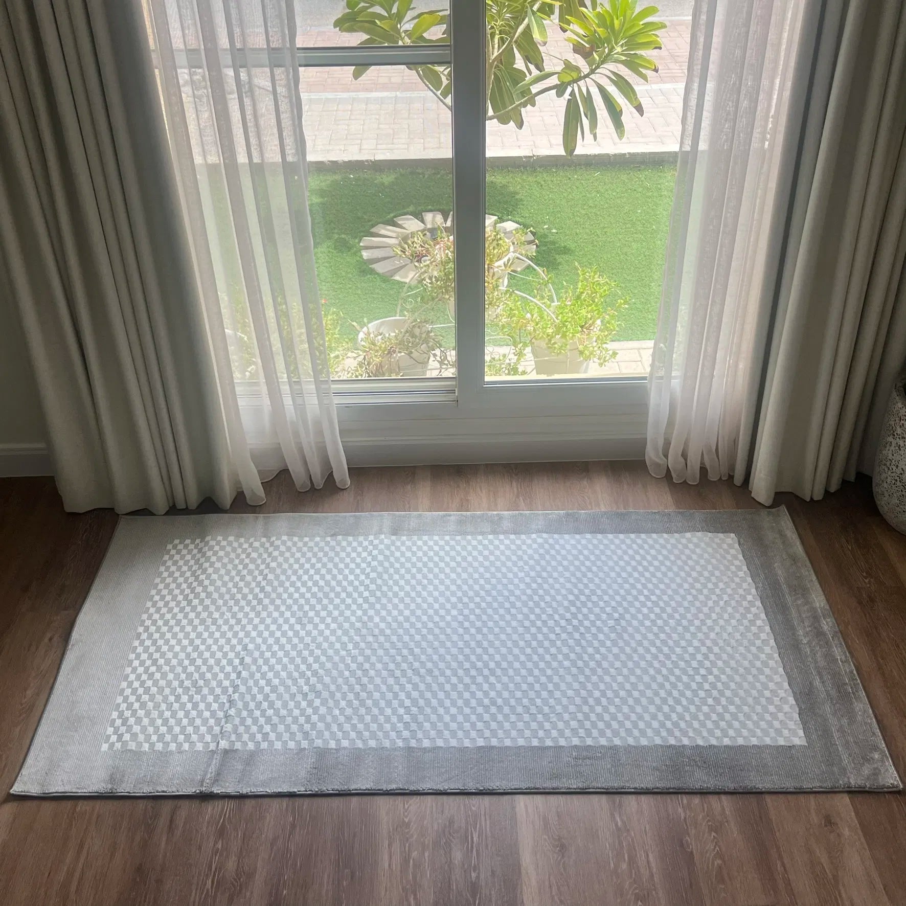 Garry Grey Carpet (Round)
