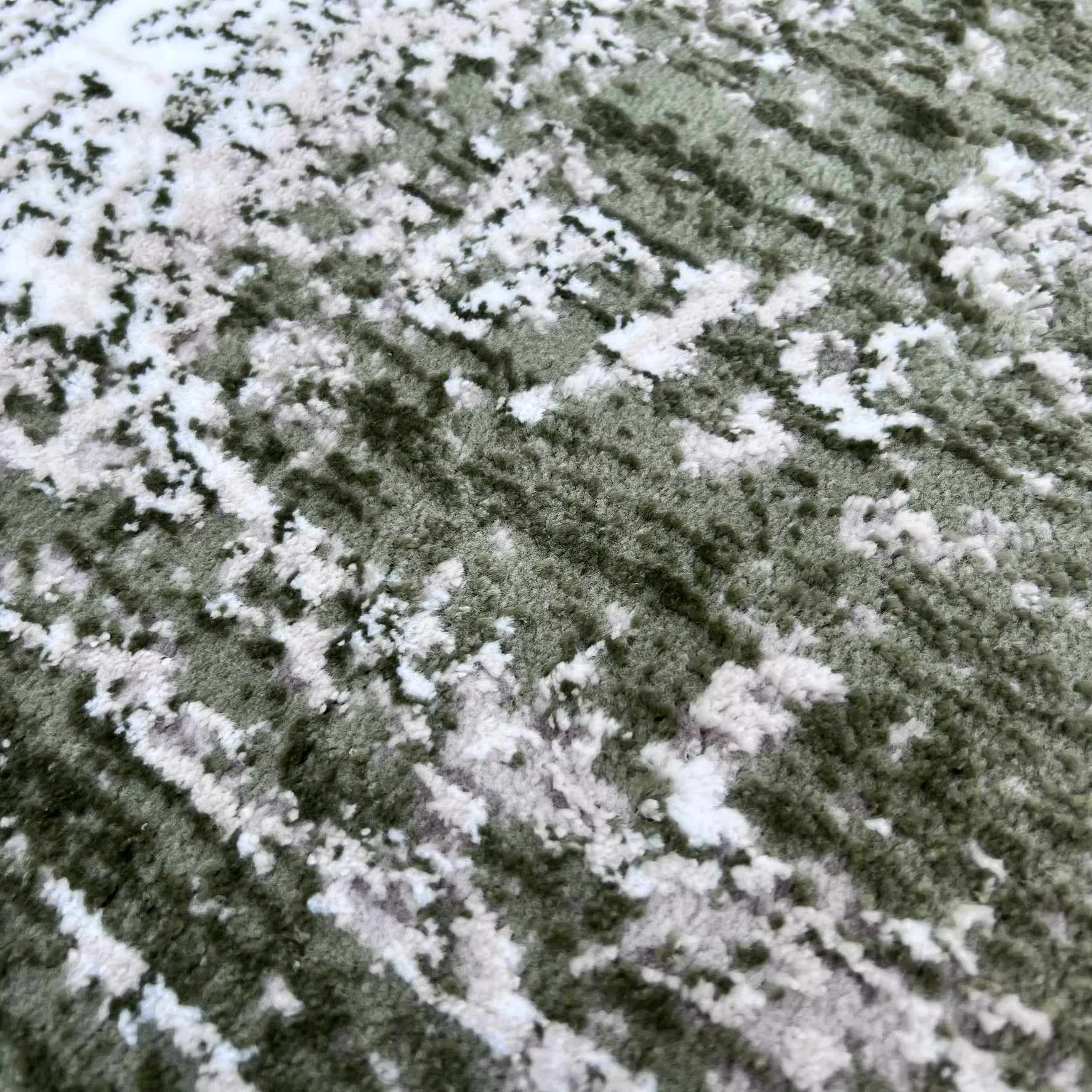 Dew Beige, Green Carpet (Round)