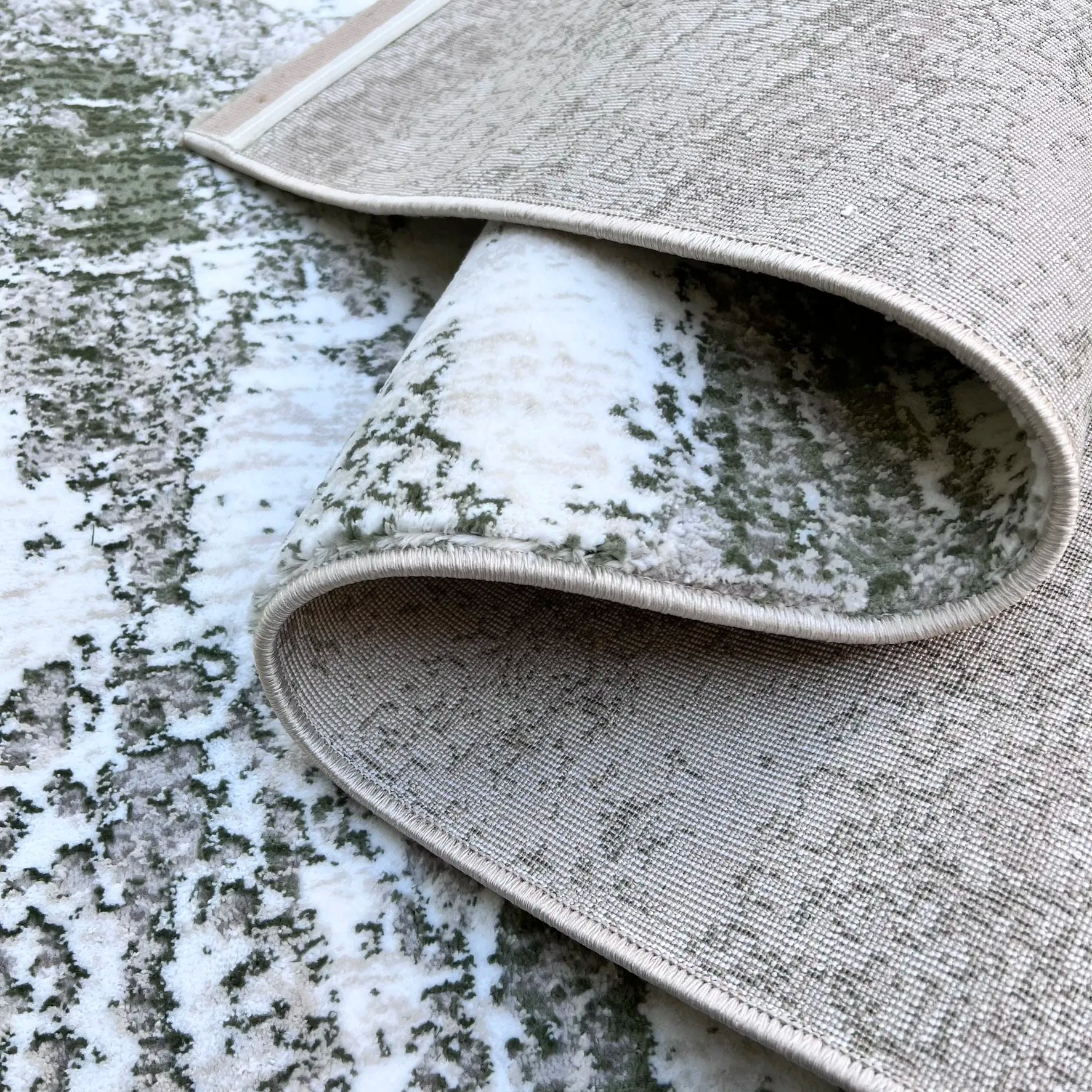 Dew Beige, Green Carpet (Round)