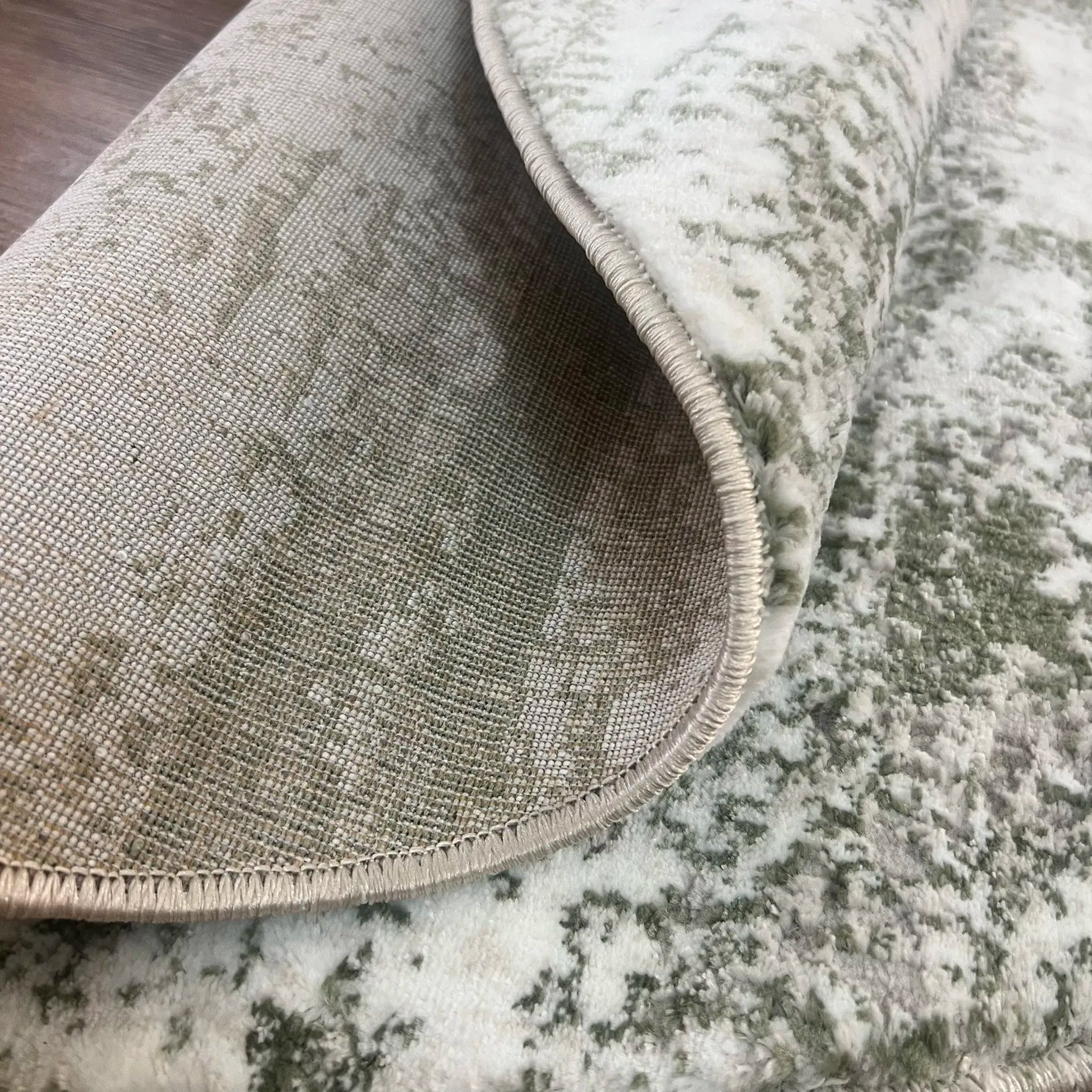 Dew Beige, Green Carpet (Round)