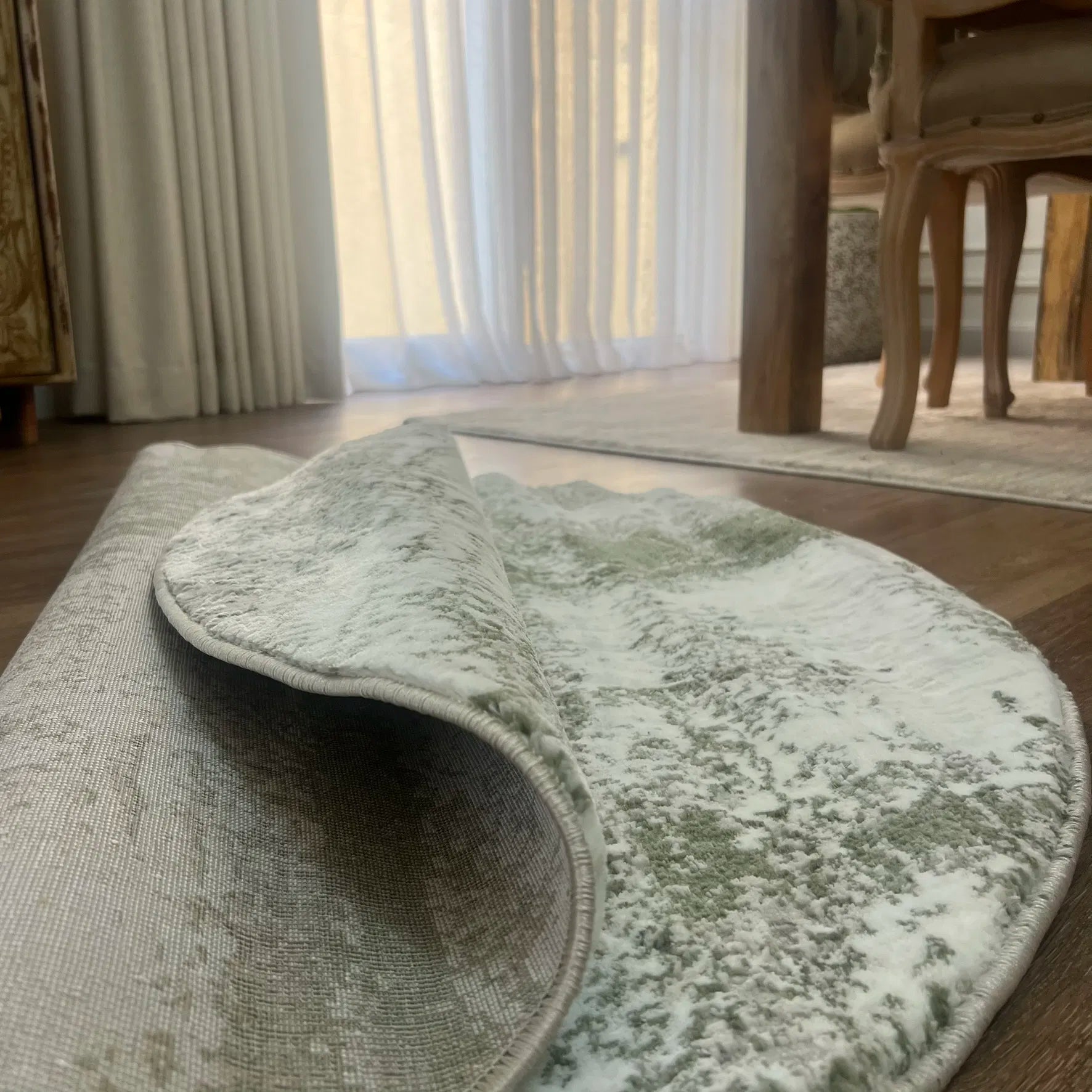 Dew Beige, Green Carpet (Round)