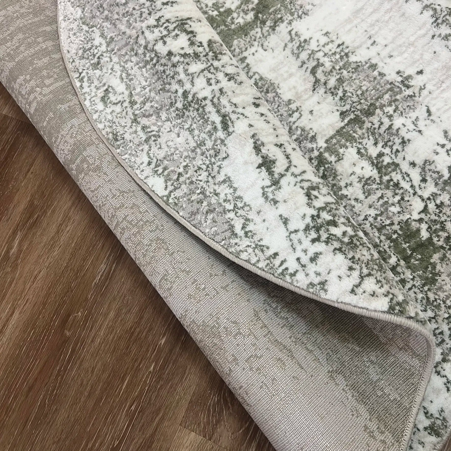 Dew Beige, Green Carpet (Round)