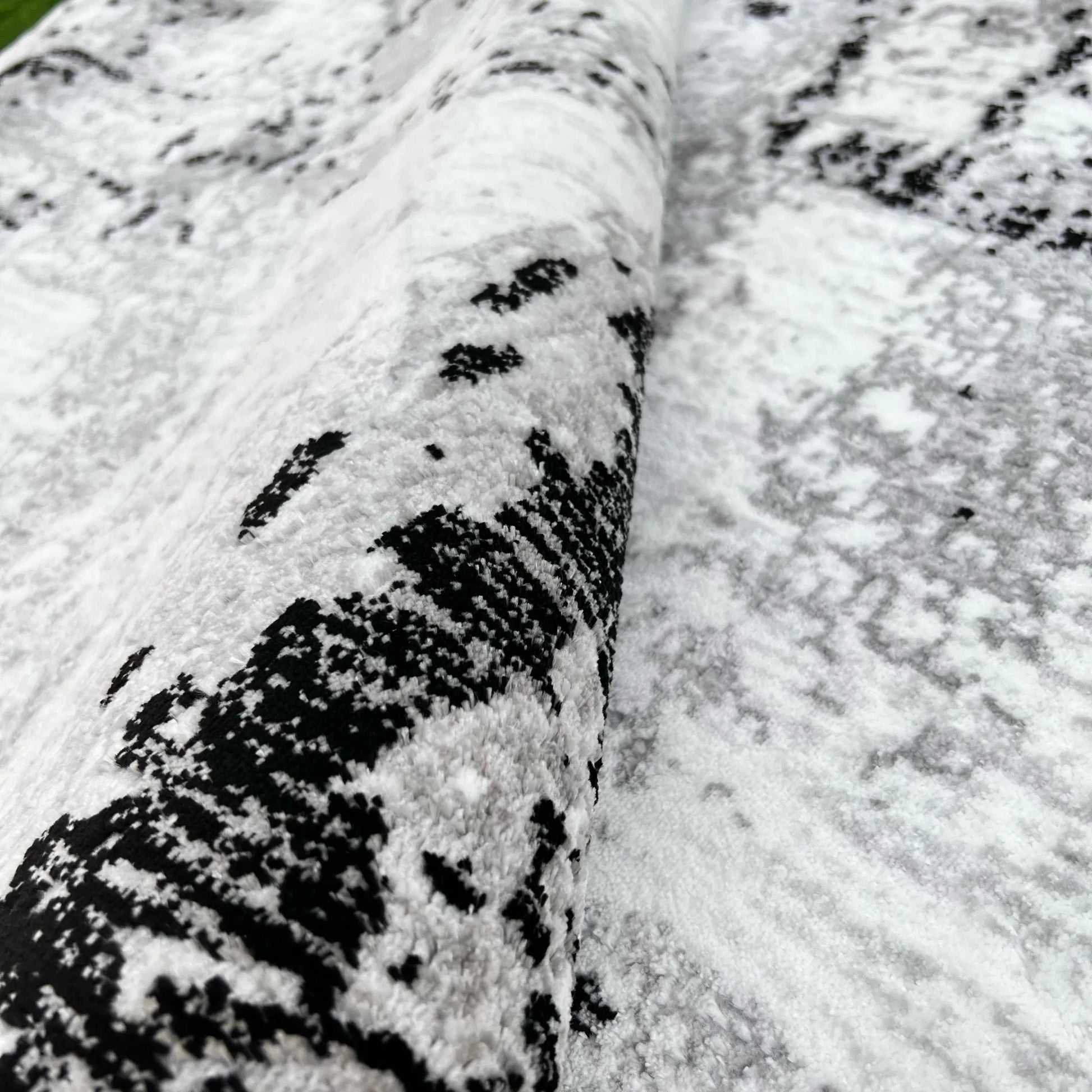 Supremo Grey, Black Carpet (Runner)