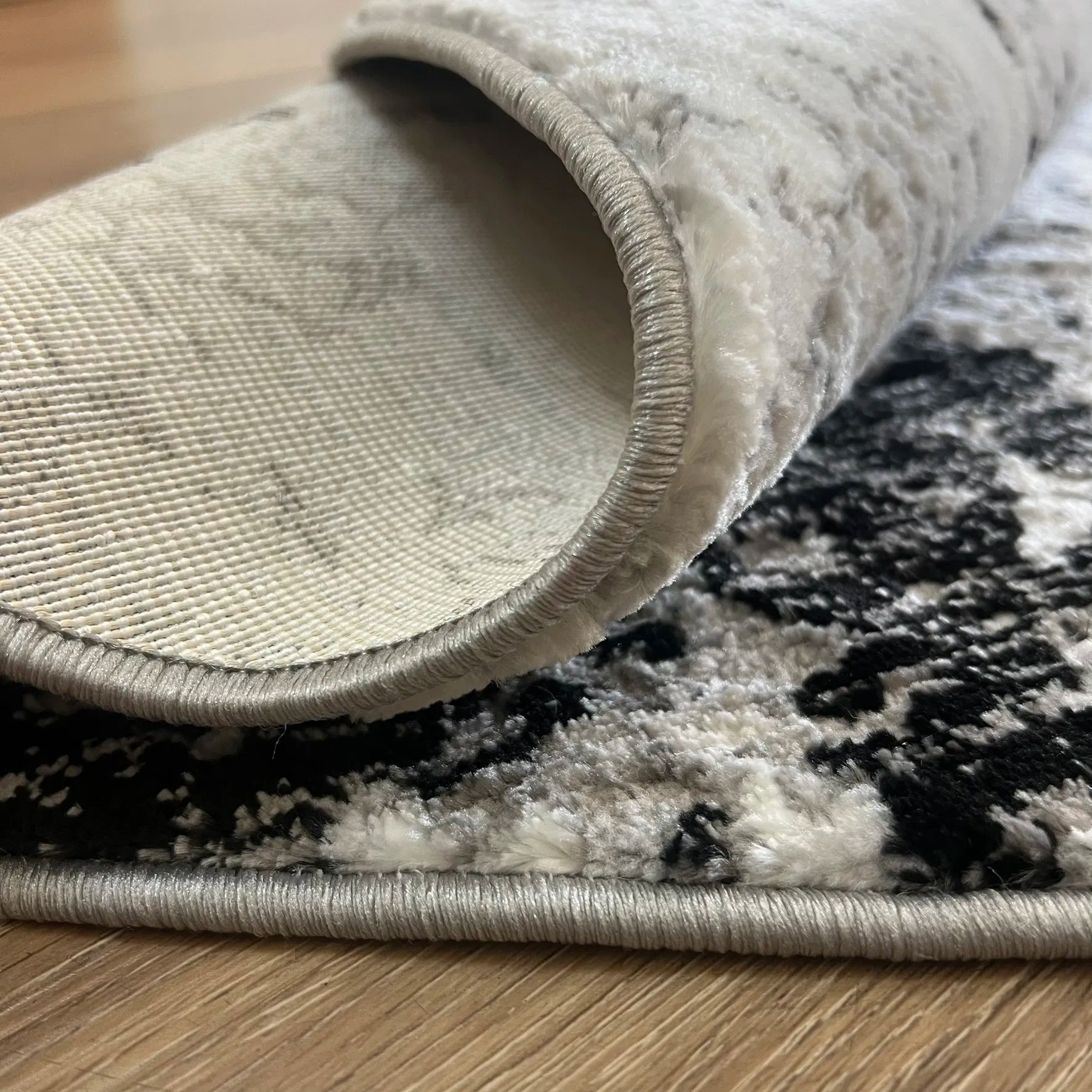 Supremo Grey, Black Carpet (Round)