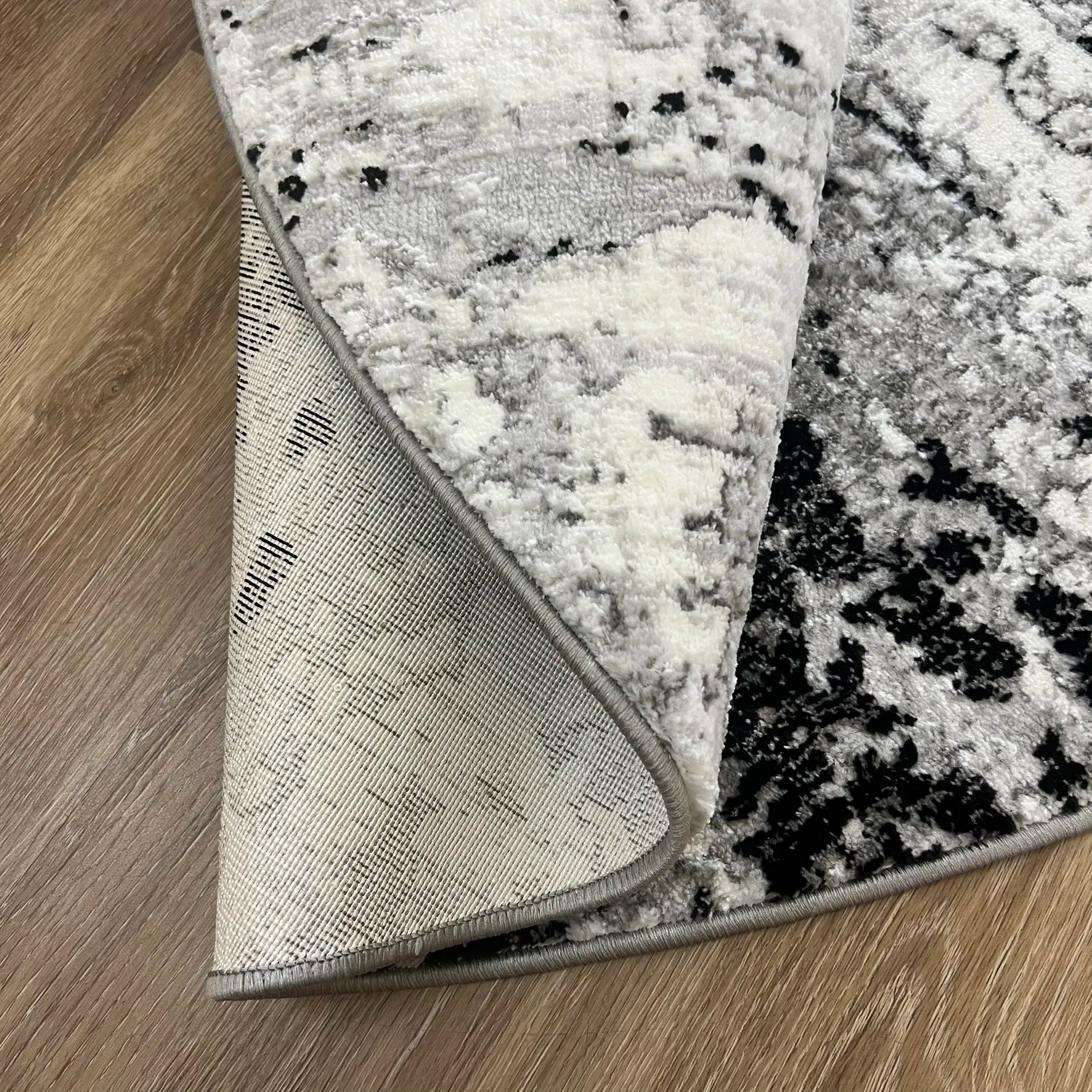 Supremo Grey, Black Carpet (Round)