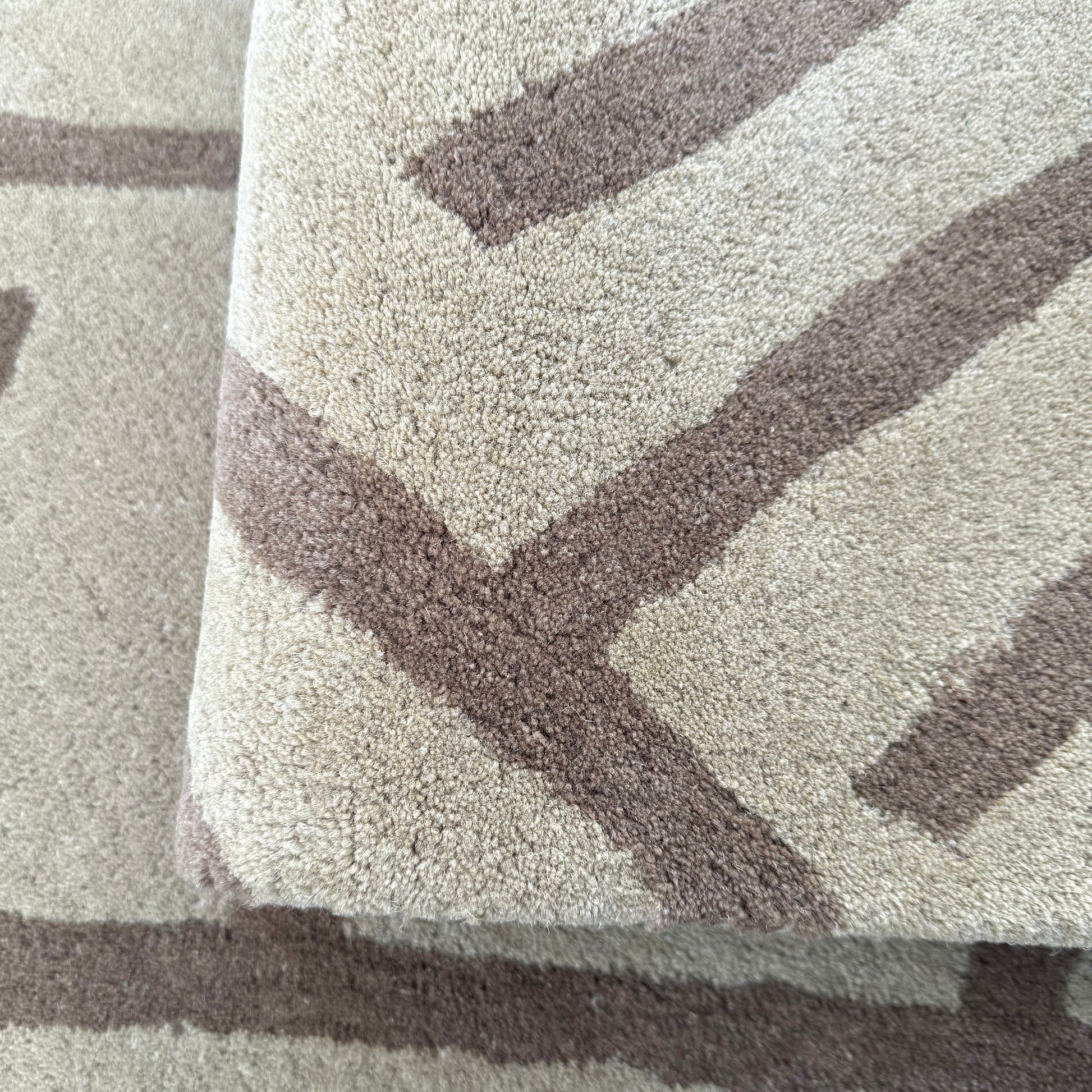 Tuftedrug-HFwl3-Beige-Brown4 - Handpicked Furniture AE