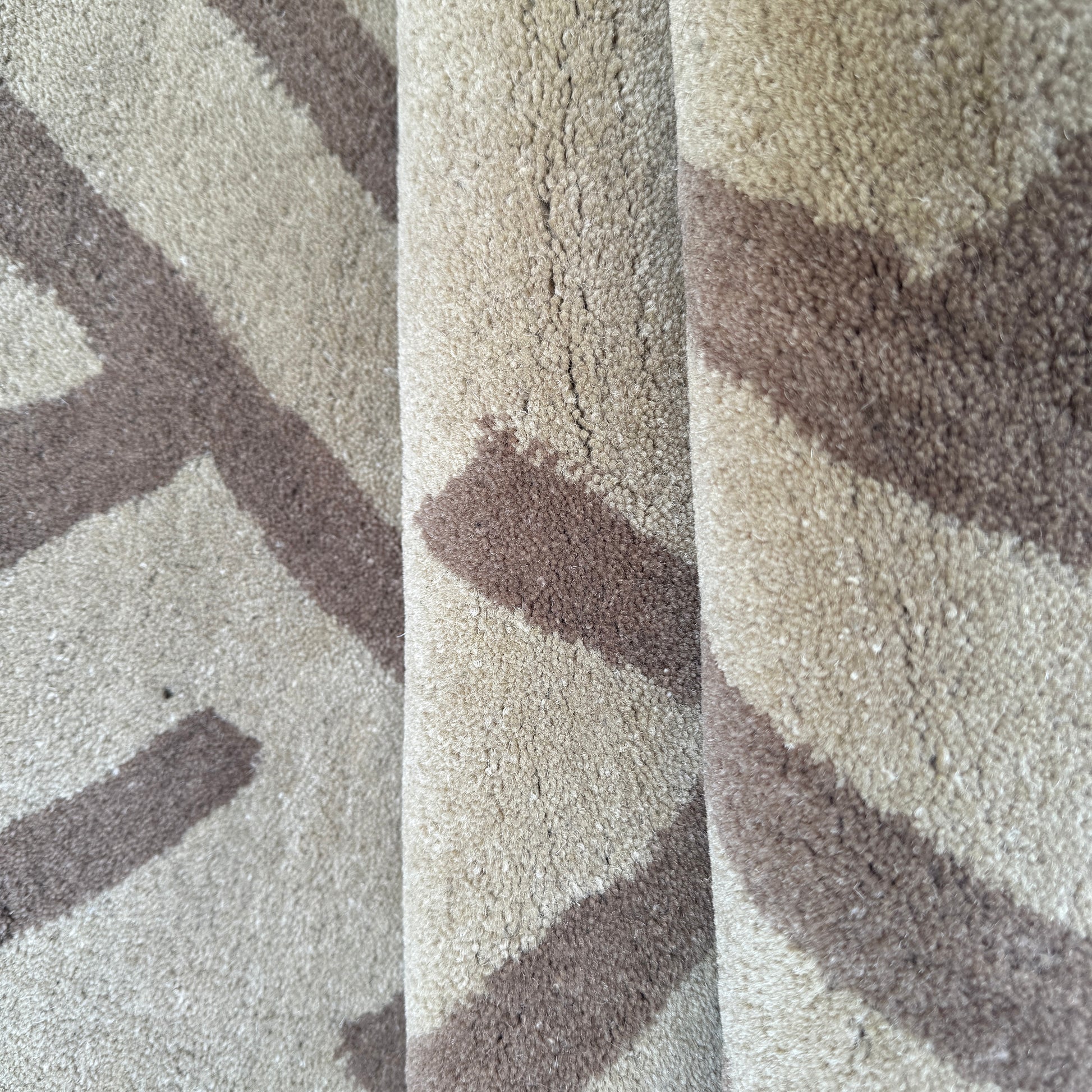 Tuftedrug-HFwl3-Beige-Brown7 - Handpicked Furniture AE